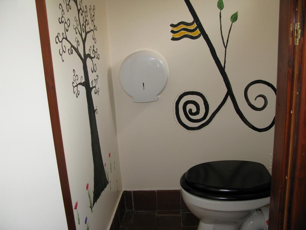 Aille River Tourist Hostel And Camping ドゥーリン 部屋 写真