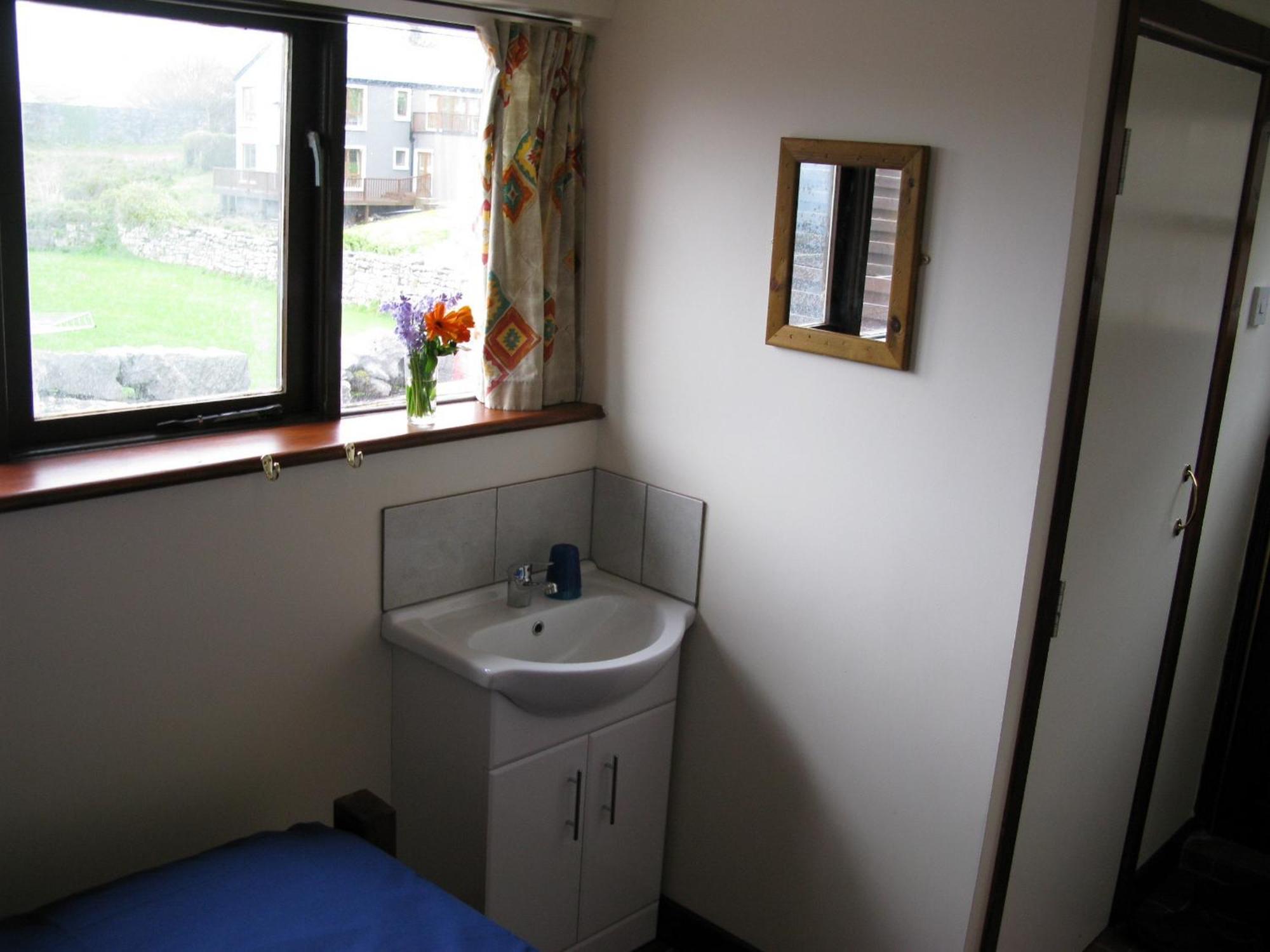 Aille River Tourist Hostel And Camping ドゥーリン 部屋 写真