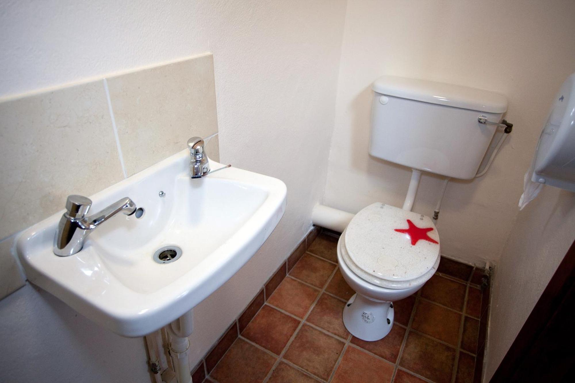 Aille River Tourist Hostel And Camping ドゥーリン 部屋 写真