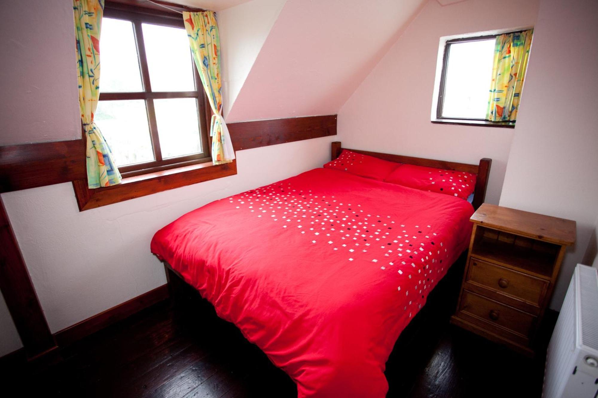 Aille River Tourist Hostel And Camping ドゥーリン 部屋 写真