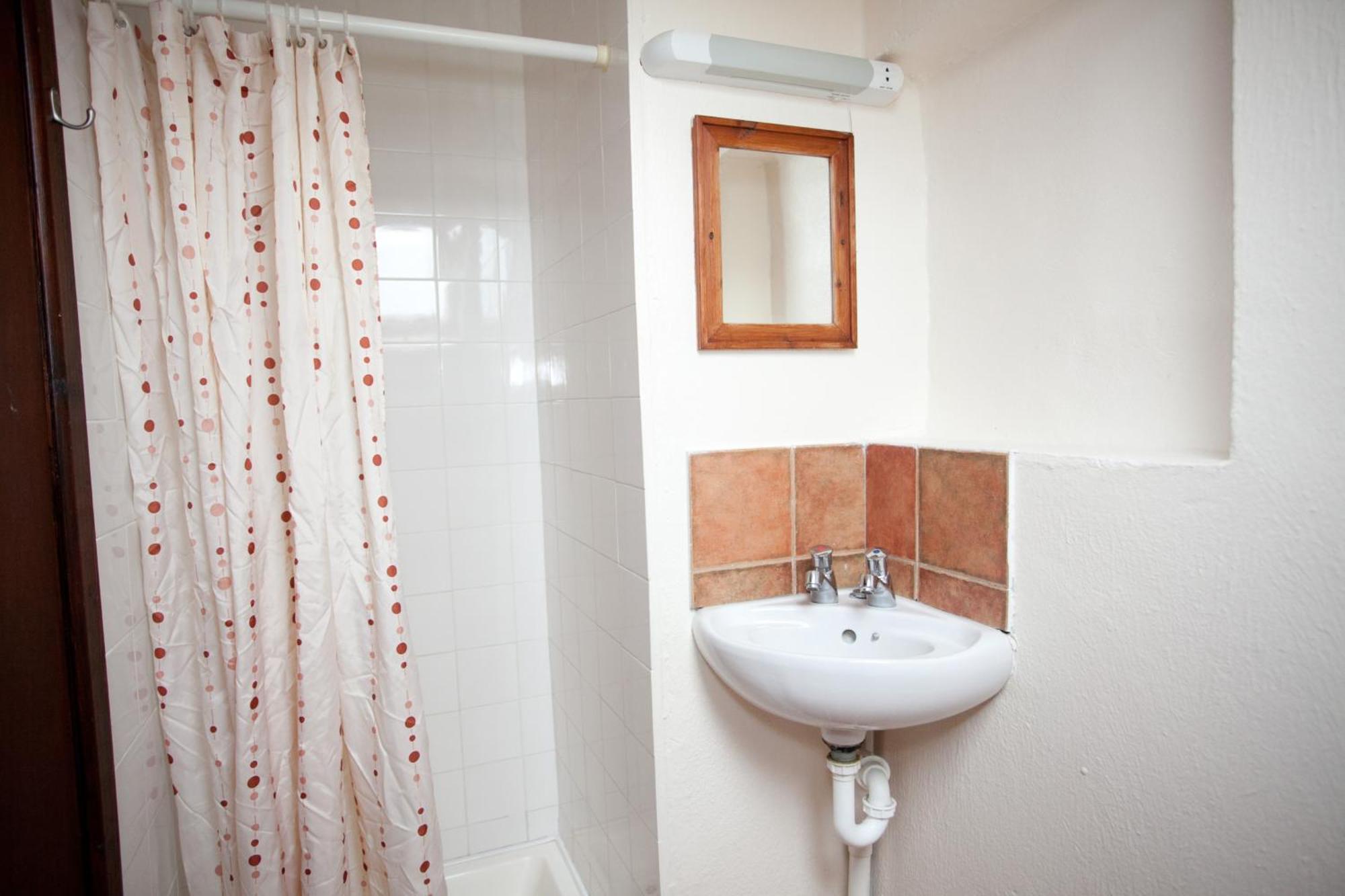 Aille River Tourist Hostel And Camping ドゥーリン 部屋 写真