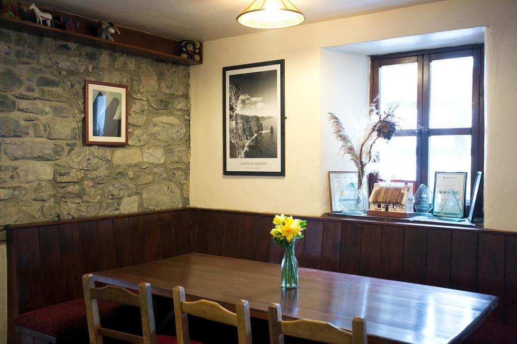 Aille River Tourist Hostel And Camping ドゥーリン エクステリア 写真