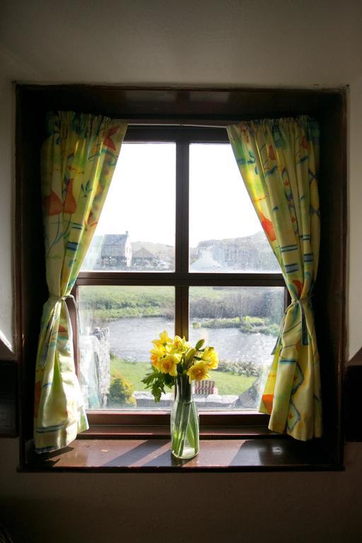 Aille River Tourist Hostel And Camping ドゥーリン 部屋 写真