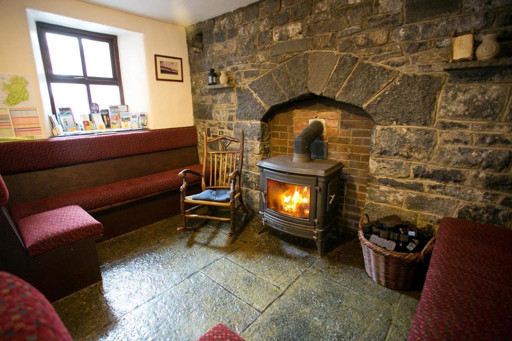 Aille River Tourist Hostel And Camping ドゥーリン エクステリア 写真