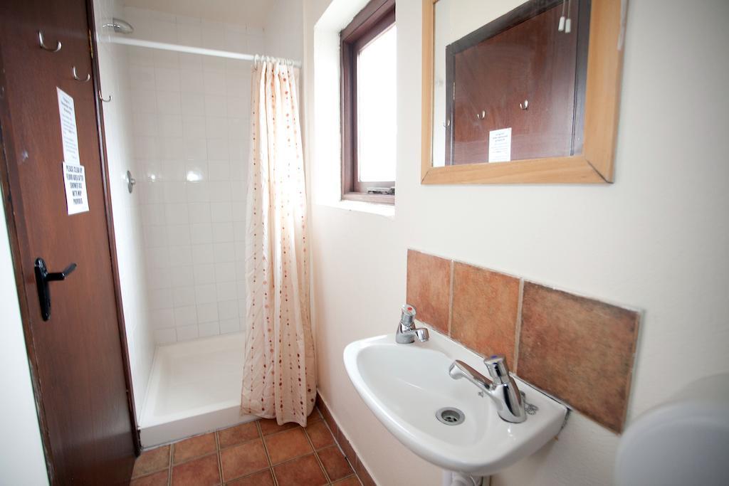 Aille River Tourist Hostel And Camping ドゥーリン 部屋 写真