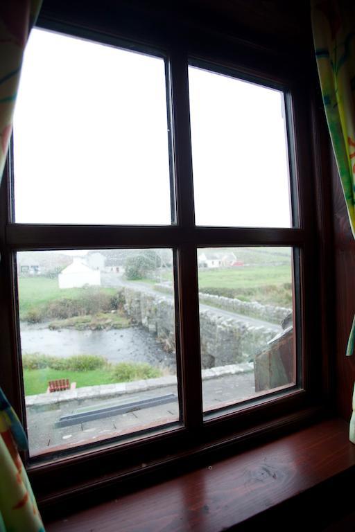 Aille River Tourist Hostel And Camping ドゥーリン 部屋 写真