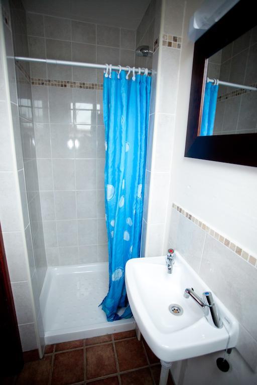 Aille River Tourist Hostel And Camping ドゥーリン 部屋 写真
