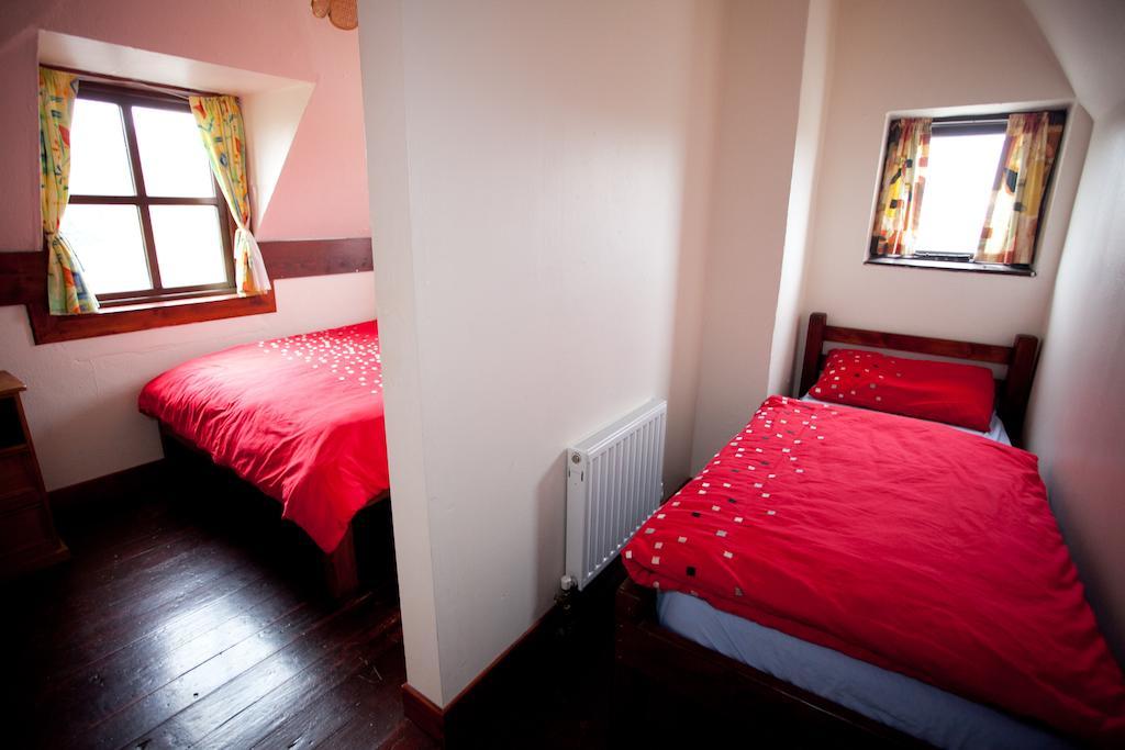 Aille River Tourist Hostel And Camping ドゥーリン 部屋 写真